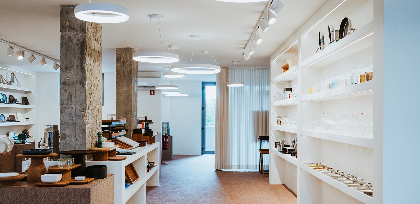 Escritório / Showroom by Alvarez